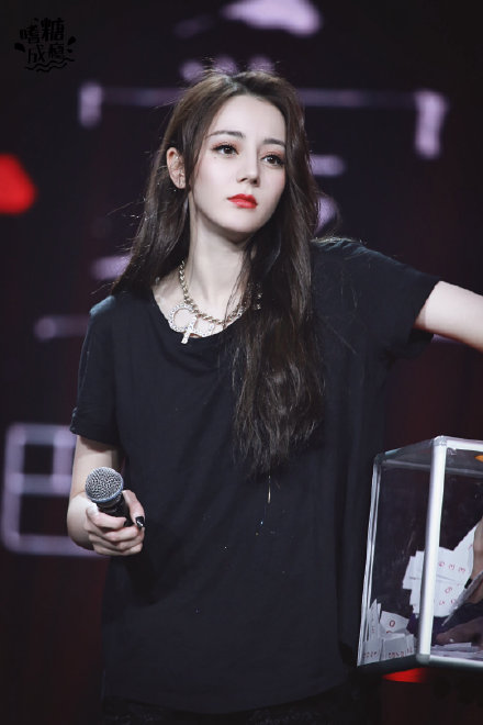 迪麗熱巴撕衣服是怎么回事？迪麗熱巴為什么撕衣服？