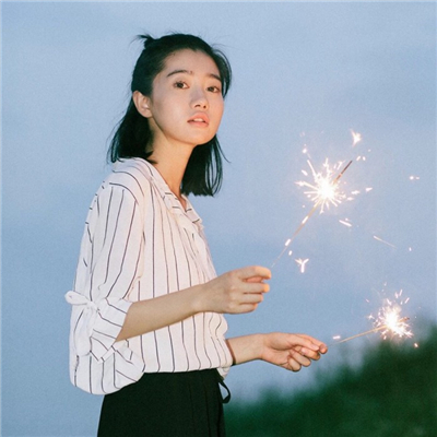 手拿煙花的女生頭像孤獨傷感 遇見你之前我也是個很驕傲的人