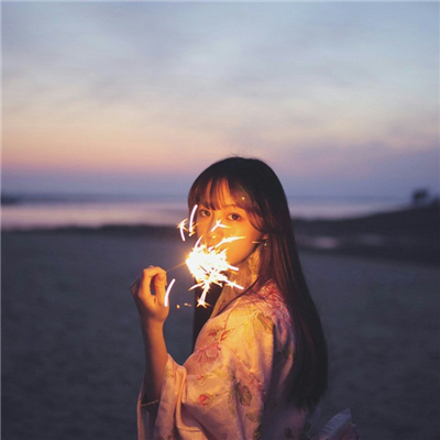 手拿煙花的女生頭像孤獨傷感 遇見你之前我也是個很驕傲的人