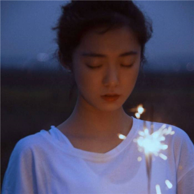 手拿煙花的女生頭像孤獨傷感 遇見你之前我也是個很驕傲的人