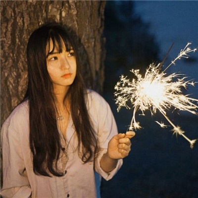 手拿煙花的女生頭像孤獨傷感 遇見你之前我也是個很驕傲的人