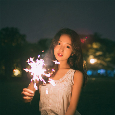 手拿煙花的女生頭像孤獨傷感 遇見你之前我也是個很驕傲的人