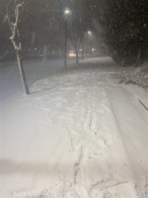airpods為什么是白色的是什么梗？airpods耳機掉雪地尋找方法