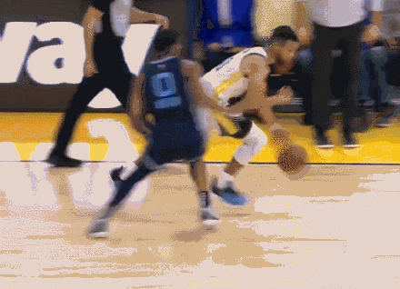 NBA新賽季2021：庫里神奇單腳三分 庫里半場22分