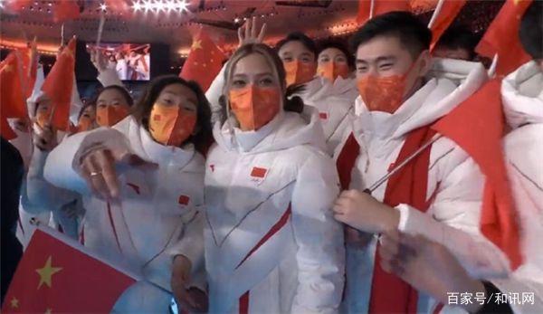 谷愛凌蘇翊鳴同框像在蹦迪 徐夢桃坐在高亭宇肩上擎旗入場